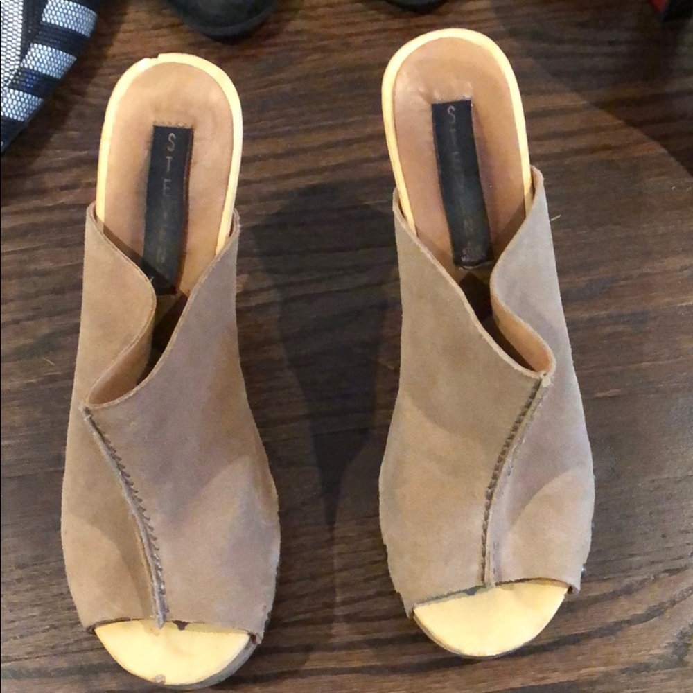 Perfect tan clogs